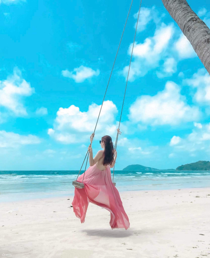 Thuộc quần đảo An Thới, nằm ở phía nam Phú Quốc, Hòn Móng Tay là điểm đến dành cho những ai yêu thiên nhiên hoang sơ và thích trải nghiệm du lịch nghỉ dưỡng nhẹ nhàng. Nơi đây được đặt tên theo loài cây móng tay (sơn hải tùng) mọc nhiều trên đảo, tạo nên hình ảnh rất riêng. Ảnh Internet