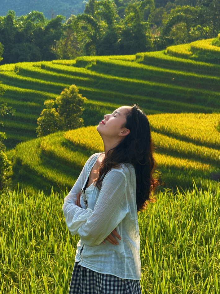 Xa xa, con đường nhỏ uốn lượn như dải lụa vắt ngang triền núi, gợi cảm giác như lạc vào miền cổ tích. Ảnh Fanpage Chuyện của Hậu