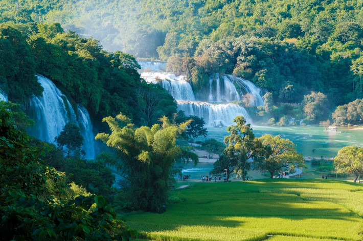 Giữa đại ngàn hùng vĩ, thác nước ba tầng đổ xuống từ độ cao hơn 30 m tạo nên khung cảnh kỳ vĩ, được bao bọc bởi rừng xanh và núi đá vôi trùng điệp. Ảnh Phạm Văng Phong