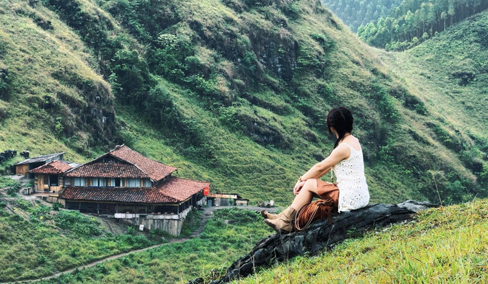 Một hành trình xuyên Đông Bắc kéo dài 5 ngày 4 đêm, băng qua những cung đèo uốn lượn giữa núi đá kỳ vĩ, đi từ cao nguyên đá Đồng Văn đến thác Bản Giốc cuồn cuộn nước trắng xóa, từ cột cờ Lũng Cú nơi địa đầu Tổ quốc đến hang Pắc Bó nơi ghi dấu lịch sử. Chuyến đi của du khách Phạm Hoàng Yến là gợi ý hoàn hảo cho những ai mê “xê dịch” và mong muốn được hòa mình vào thiên nhiên hoang sơ, sống chậm giữa miền sơn cước hùng vĩ. Ảnh Hoàng Yến