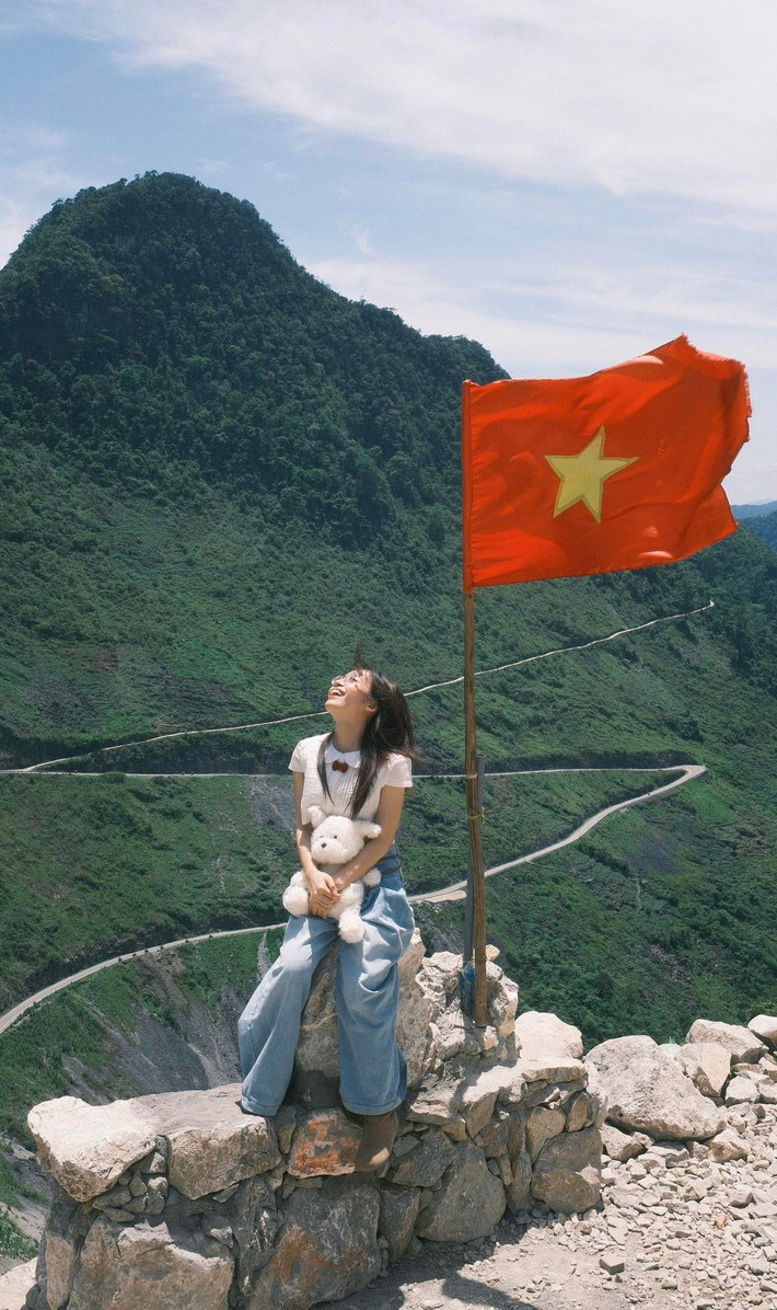 Sau đó, cả nhóm di chuyển qua đèo Mã Pí Lèng – một trong “tứ đại đỉnh đèo” của Việt Nam. Đứng trên đèo nhìn xuống, dòng sông Nho Quế xanh như ngọc uốn lượn giữa hẻm vực Tu Sản sâu hun hút khiến ai cũng nghẹt thở vì vẻ đẹp quá đỗi ngoạn mục. Tối đó, họ nghỉ tại homestay Ánh Trung ở bản Pả Vi – một địa điểm lưu trú mộc mạc nhưng ghi điểm với bữa tối đậm chất ẩm thực vùng cao. Ảnh Hoàng Yến