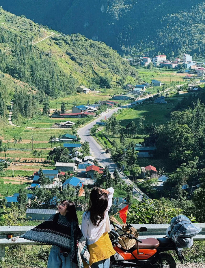 Ngay từ sáng sớm, đoàn đã có mặt tại cột mốc số 0 – biểu tượng của thành phố Hà Giang – để bắt đầu hành trình khám phá. Cổng trời Quản Bạ mở ra với khung cảnh hùng vĩ, dưới chân là thung lũng ruộng bậc thang uốn lượn như tranh. Qua núi đôi Cô Tiên, cây cô đơn ven đường, rồi đến dốc Thẩm Mã – nơi từng khiến bao phượt thủ thử thách tay lái, mỗi điểm dừng đều như một dấu chấm lặng khiến người ta muốn đứng lại thật lâu. Ảnh Hoàng Yến