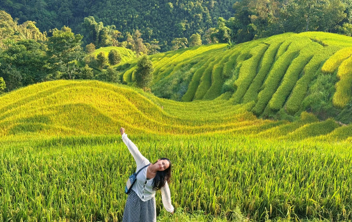Nếu nghĩ rằng đã ngắm đủ mùa lúa Sa Pa, có lẽ du khách sẽ phải thay đổi suy nghĩ khi đặt chân đến Séo Chong Hô – một bản làng còn giữ nguyên vẻ mộc mạc, yên bình, nơi ruộng bậc thang tầng tầng lớp lớp nối dài đến tận chân trời. Ảnh Fanpage Chuyện của Hậu