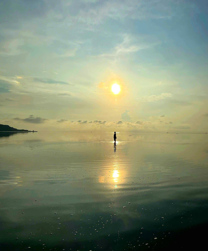 Đây là một địa điểm du lịch dễ dàng tiếp cận, du khách có thể đi bằng xe máy, ô tô hoặc xe buýt đến làng Mỹ Hòa và chỉ cần đi bộ một đoạn ngắn nữa là tới bãi biển. Ảnh Thi Lê