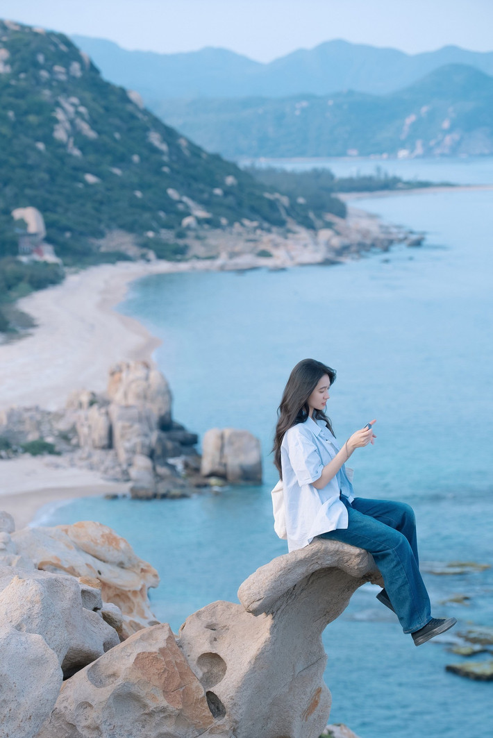 Với những ai yêu thích vẻ đẹp thiên nhiên và đam mê nhiếp ảnh, biển "vô cực" chắc chắn sẽ là một địa điểm không thể thiếu trong chuyến du lịch mùa hè này. Ảnh Mỹ Duyên