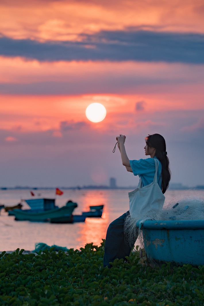Mỗi ngày, cảnh sắc ở đây đều thay đổi và mang một màu sắc riêng biệt, từ ánh sáng mặt trời phản chiếu trên mặt nước cho đến những làn sóng lăn tăn, tất cả tạo nên một vẻ đẹp kỳ ảo mà không cần phải chỉnh sửa. Ảnh Mỹ Duyên