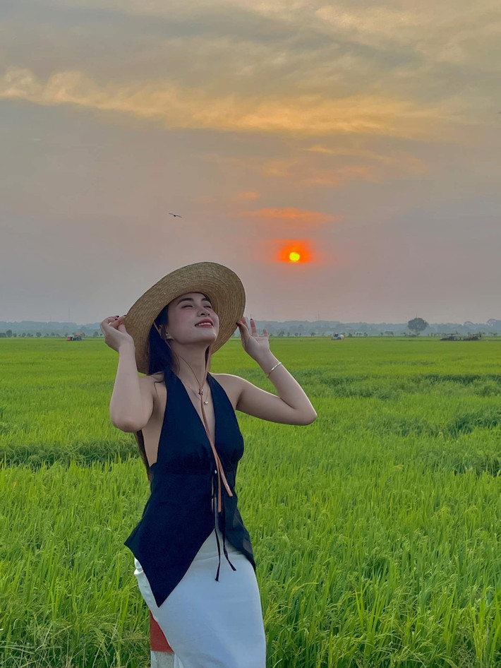 Sáng sớm hoặc chiều muộn là thời điểm lý tưởng để săn ảnh tại An Nhứt, khi ánh nắng nhẹ tạo hiệu ứng lung linh trên những bông lúa vàng ươm. Không chỉ là điểm chụp hình “triệu view”, nơi đây còn gợi nhớ ký ức tuổi thơ, cho du khách khoảng lặng để hít hà hương đồng nội và sống chậm giữa nhịp đời vội vã. Ảnh Mai Anh Thư