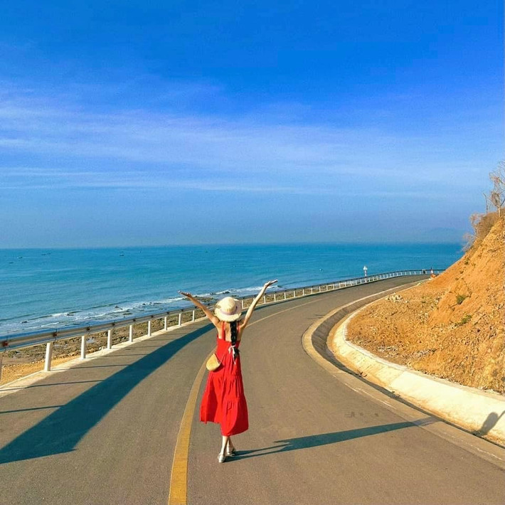 Con dốc uốn lượn mềm mại giữa khung cảnh núi non và biển cả không chỉ là điểm ngắm hoàng hôn lý tưởng mà còn là nơi dừng chân tuyệt vời cho những ai yêu thích khám phá thiên nhiên, tìm kiếm sự tĩnh lặng trong tâm hồn. Ảnh My Tran