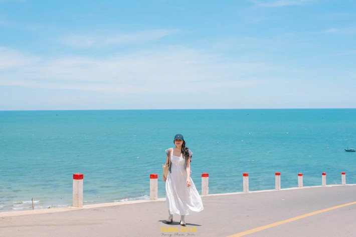 Nhiều người đến đây không đơn thuần để chụp ảnh hay ngắm cảnh, mà là để cảm nhận một Phan Thiết rất khác – tĩnh lặng, trầm mặc và đầy thi vị trong khoảnh khắc hoàng hôn buông xuống. Ảnh Trang Phạm