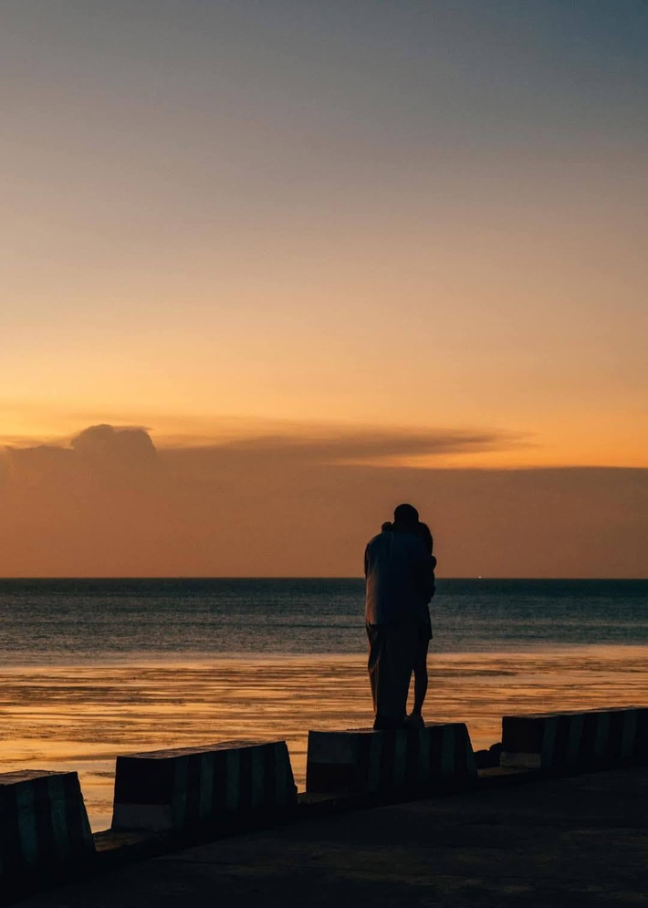 Ngoài ra, du khách có thể thuê xe máy để khám phá cung đường từ trung tâm Phan Thiết đến Dốc Hoàng Hôn, đi qua nhiều điểm check-in nổi bật như tháp Pô Sah Inư, Lầu Ông Hoàng hay bãi đá Ông Địa. Khu vực quanh dốc khá trống trải và nắng nhiều, vì vậy đừng quên mang theo nước uống, mũ nón và kem chống nắng để bảo vệ sức khỏe trong suốt hành trình. Ảnh Blog của Rọt