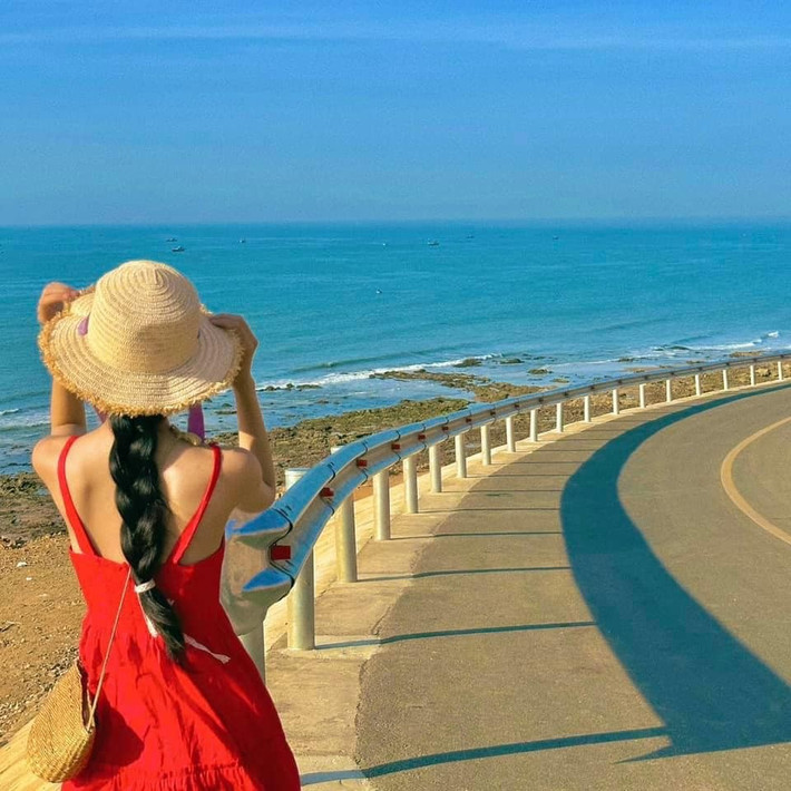 Để có trải nghiệm trọn vẹn tại Dốc Hoàng Hôn, du khách nên đến vào buổi chiều, khoảng từ 16h trở đi – thời điểm lý tưởng để đón ánh hoàng hôn rực rỡ nhất trong ngày. Việc lựa chọn trang phục cũng rất quan trọng, những gam màu sáng sẽ giúp nổi bật hơn trên nền trời chiều lãng mạn, đặc biệt khi chụp ảnh. Ảnh My Tran
