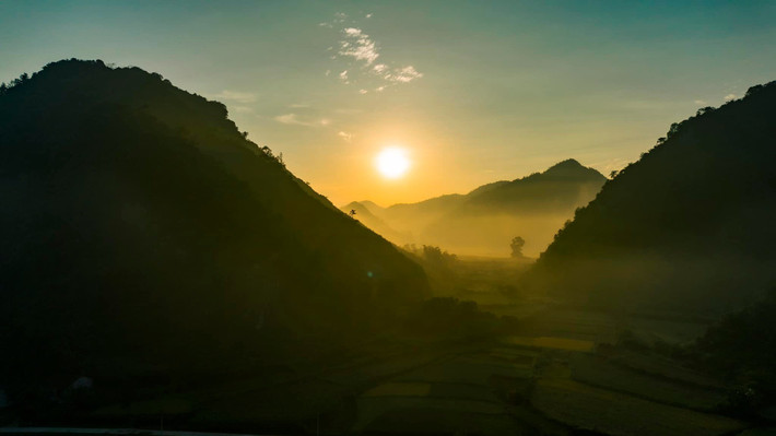 Cao Bằng cũng là điểm đến lý tưởng cho những ai thích khám phá, trekking, du lịch xanh hoặc nghỉ dưỡng chậm. Những hành trình chinh phục đỉnh Phja Oắc, đạp xe quanh hồ Thang Hen hay ghé thăm làng đá Khuổi Ky, làng rèn Phúc Sen… sẽ giúp du khách cảm nhận trọn vẹn vẻ đẹp dung dị mà sâu lắng của vùng đất này. Ảnh Bùi Ngọc Lâm