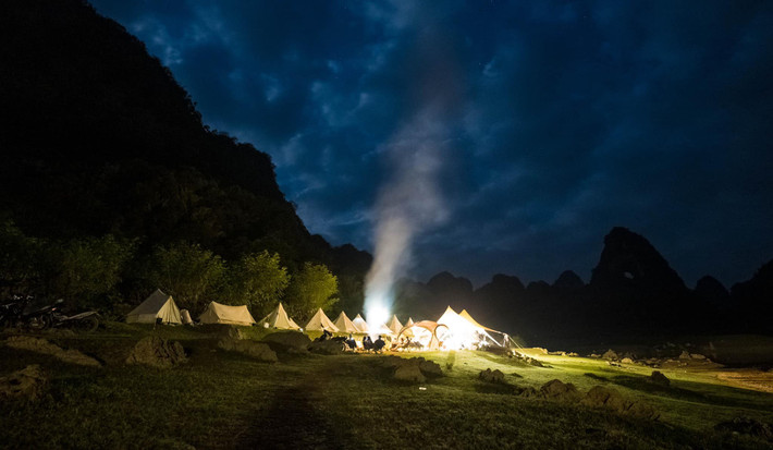 Mỗi mùa ở Cao Bằng mang một vẻ đẹp riêng. Xuân về, hoa đào hoa mận nở rộ khắp bản làng. Mùa hè mát lạnh với suối thác trong vắt. Thu đến, ruộng bậc thang chín vàng rực rỡ, còn đông về là khi sương mù giăng kín núi rừng, đôi lúc cả tuyết cũng ghé qua ở những vùng cao như Trùng Khánh, Nguyên Bình.