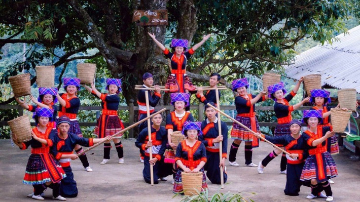 Giữa mây núi Lai Châu, bản Sin Suối Hồ được ví như “bản làng tiên cảnh”. Ở độ cao gần 1.500 m, không khí quanh năm mát lạnh, mây giăng khắp lối, hoa lan khoe sắc bốn mùa. Ảnh dulich