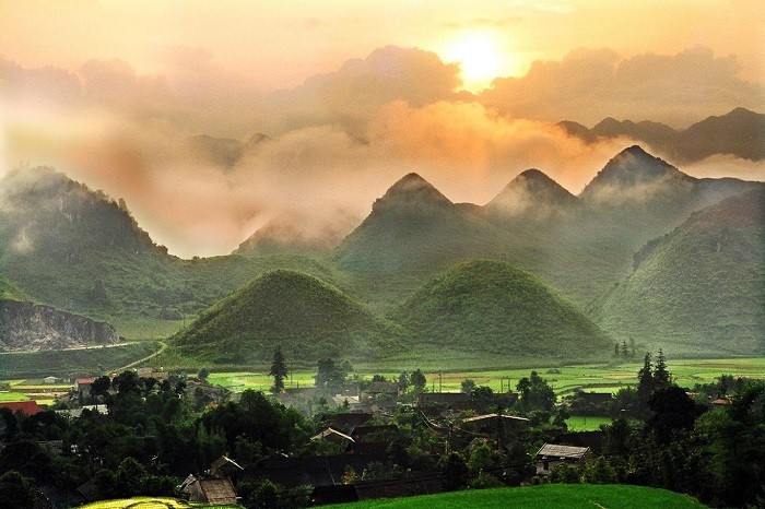 Hành trình đến với Mèo Vạc tuy không dễ dàng, nhưng cảm xúc mà nơi này mang lại thì không đâu có được. Từ Hà Giang, men theo con đường Hạnh Phúc – con đường huyền thoại được mở bằng sức người và máu xương – du khách sẽ đến với Mèo Vạc, nơi mỗi buổi chiều là một lần thiên nhiên biểu diễn vũ khúc ánh sáng diệu kỳ. Ảnh dulichhagiang