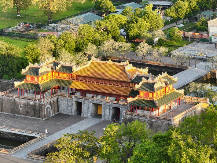 Nhắc đến du lịch Huế, nhiều người thường nghĩ đến Đại Nội, chùa Thiên Mụ hay cầu Trường Tiền. Tuy nhiên, ít ai biết rằng vùng đất cố đô còn sở hữu những bãi biển đẹp như tranh vẽ, rất lý tưởng để nghỉ dưỡng, khám phá thiên nhiên và “săn” ảnh sống ảo. Dưới đây là 5 bãi biển được xem là “viên ngọc xanh” của du lịch Huế mà du khách không nên bỏ lỡ trong hành trình khám phá miền Trung. Ảnh Vietravel