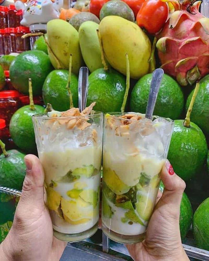 Sau loạt món mặn đậm đà, đừng quên tráng miệng bằng một ly kem bơ cô Thu mát lạnh. Ly kem gồm bơ xay nhuyễn, kem tươi, dừa khô và đậu phộng rang. Vị béo ngậy của bơ hòa quyện cùng kem và topping giòn bùi khiến thực khách vừa ăn vừa gật gù. Món ăn đơn giản nhưng cuốn hút đến mức “ăn một lần là nhớ mãi”. Ảnh Internet