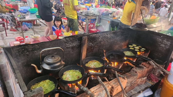 Để trải nghiệm không khí sôi động và nhộn nhịp nhất, du khách nên đến chợ cá Tam Tiến vào khoảng 4–6 giờ sáng. Đây là thời điểm những chiếc thuyền cập bến, hải sản tươi sống được bày bán, tạo nên một bức tranh sống động. Ảnh Thanh Tuan