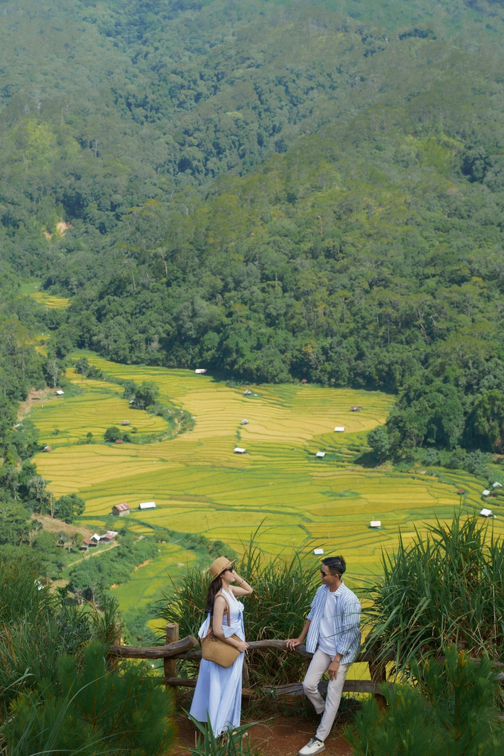 Nếu yêu thích vận động, du khách có thể thử trekking lên đỉnh Ngọc Lễ, nơi cho phép phóng tầm mắt chiêm ngưỡng toàn cảnh vùng đất hùng vĩ này từ trên cao. Ảnh Khánh Duy