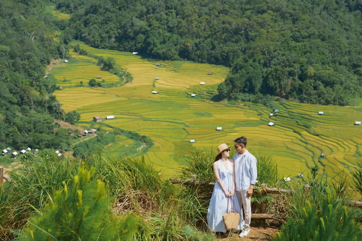 Không chỉ dừng lại ở cảnh đẹp, du khách còn có cơ hội tìm hiểu văn hóa bản địa thông qua việc tham quan các kho lúa truyền thống, trò chuyện với người dân địa phương và thưởng thức các món ăn dân dã như cơm lam, gà nướng, măng rừng… Ảnh Khánh Duy