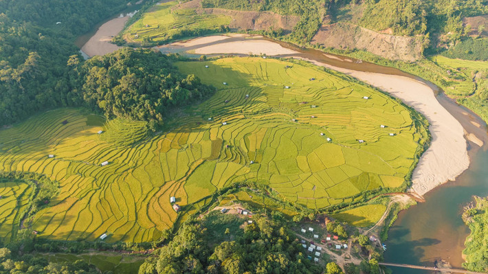 Nếu muốn tiết kiệm chi phí, du khách có thể chọn tour Măng Đen – Kon Tum – Gia Lai siêu tiết kiệm của SaigonNew, giá chỉ từ 1.690.000 VNĐ cho hành trình 3 ngày 3 đêm với lịch trình hấp dẫn và dịch vụ cơ bản đầy đủ. Các tour nói trên đều phù hợp với nhóm bạn trẻ yêu khám phá lẫn gia đình mong muốn nghỉ dưỡng giữa thiên nhiên Tây Nguyên hùng vĩ. Ảnh Minh Lê