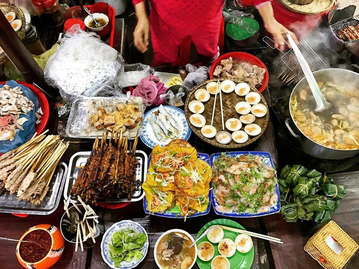 Khi khám phá ẩm thực Huế, du khách cũng nên lưu ý một vài điều nhỏ để có trải nghiệm trọn vẹn hơn. Trước hết, với những quán ăn không niêm yết giá rõ ràng, bạn nên hỏi trước giá món để tránh những tình huống phát sinh không mong muốn. Ngoài ra, nên ưu tiên chọn những quán đông khách – đó thường là dấu hiệu của quán ăn uy tín, có món ngon và đảm bảo vệ sinh. Ảnh Internet
