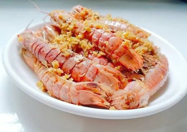 Một món ăn độc đáo và dễ gây ấn tượng tại Cửa Lò là tôm tít hấp bia. Tôm tít tươi ngon, hấp cùng bia và sả, giữ trọn độ ngọt tự nhiên của tôm, đồng thời có mùi thơm đặc trưng từ sả và bia. Món này khi ăn kèm muối tiêu chanh sẽ càng thêm hấp dẫn. Ảnh Internet