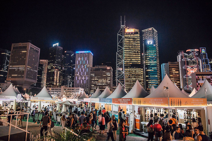 Giữa trung tâm Hồng Kông náo nhiệt, khu Central Harbourfront trở thành tâm điểm thu hút du khách khi Lễ hội Rượu vang & Ẩm thực Hồng Kông diễn ra từ ngày 23 đến 26/10/2025. Đây là một trong những sự kiện ẩm thực lớn nhất châu Á, nơi hàng trăm thương hiệu rượu vang, đầu bếp sao Michelin và các gian hàng đến từ khắp thế giới cùng hội tụ. Ảnh dulich
