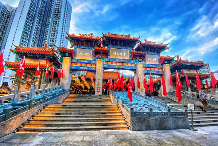 Giữa không gian hiện đại ấy, đền Wong Tai Sin (Hoàng Đại Tiên) lại mang đến một khoảng lặng bình yên. Ngôi đền nổi tiếng linh thiêng, được người dân tin là “cầu gì được nấy”, thu hút hàng triệu lượt khách mỗi năm. Ảnh Vietravel
