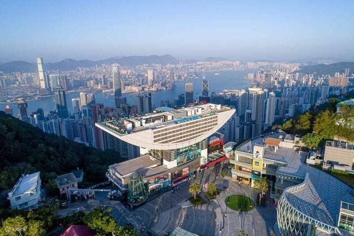 Trên đỉnh, không gian mở của Peak Tower cùng các quán cà phê, phòng trưng bày và khu mua sắm nhỏ khiến nơi đây trở thành điểm dừng chân lý tưởng để cảm nhận vẻ đẹp giao thoa giữa thiên nhiên và nhịp sống hiện đại. Ảnh Juan Cruz Sainiuk