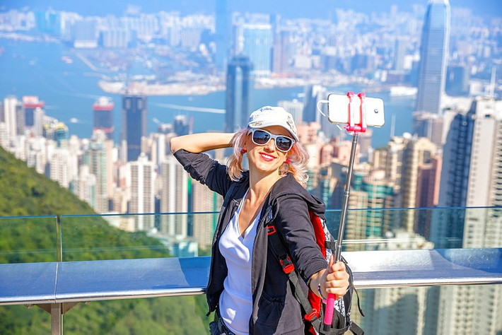 Rời khu vực cảng sôi động, hành trình đến Đỉnh Thái Bình (The Peak) mang lại một cảm xúc hoàn toàn khác. Từ độ cao gần 400 m, toàn cảnh thành phố hiện ra trọn vẹn với những tòa nhà chọc trời phản chiếu xuống mặt nước xanh biếc của vịnh Victoria. Ảnh luhanhvietnam