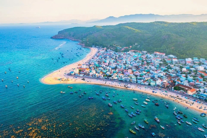 Nhơn Hải là một xã ven biển yên bình, nằm cách trung tâm thành phố Quy Nhơn khoảng 20km về phía đông. Nhờ có cầu Thị Nại nối liền bán đảo Phương Mai với đất liền, việc di chuyển tới đây trở nên dễ dàng hơn, góp phần đưa Nhơn Hải trở thành điểm đến lý tưởng vào mùa hè. Ảnh Internet