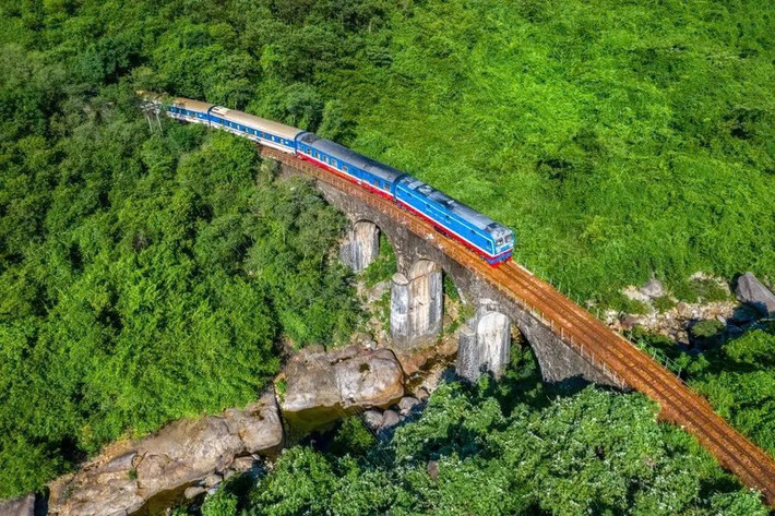 Không quá dài cũng chẳng quá ngắn, hành trình hơn 100km nối liền hai thành phố Huế và Đà Nẵng trở nên đặc biệt khi du khách lựa chọn di chuyển bằng chuyến tàu di sản – một toa tàu được thiết kế riêng theo phong cách cổ điển, đưa hành khách băng qua đèo Hải Vân trong khung cảnh nên thơ hiếm có. Ảnh Traveloka
