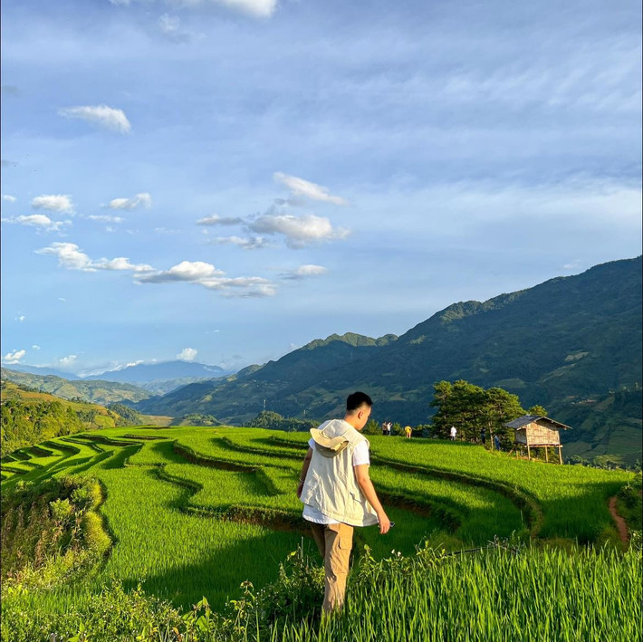 Nằm ở độ cao khoảng 1.000m so với mực nước biển, Mù Cang Chải là huyện vùng cao phía Tây tỉnh Yên Bái, nổi tiếng với ruộng bậc thang kỳ vĩ – một trong những “di sản cảnh quan” của người Mông sinh sống nơi đây. Dù đã có hàng ngàn bức ảnh ghi lại vẻ đẹp Mù Cang Chải vào mùa lúa chín, song ít ai ngờ mùa lúa đang thì con gái cũng cuốn hút chẳng kém. Ảnh Nguyễn Đức Nghĩa