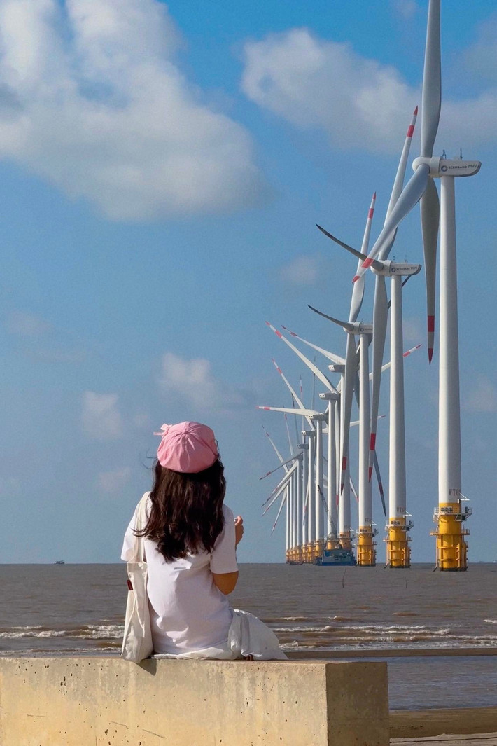 Một điểm nhấn khác không thể bỏ lỡ là trải nghiệm ngắm bình minh từ 4h đến 7h sáng hôm sau. Khi mặt trời nhô lên sau dãy điện gió, cả vùng biển rực lên sắc đỏ, mang đến cảm giác choáng ngợp và thư thái. Khu vực gần Thiền Viện và các quán cà phê dọc biển cũng rất thích hợp để du khách ngồi thư giãn, tận hưởng không gian thanh tĩnh giữa làn gió sớm mát rượi. Ảnh Linh Jii