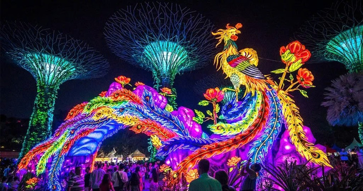 Tại Singapore, Gardens by the Bay trở thành điểm nhấn không thể bỏ qua. Mỗi dịp Trung thu, khu vườn như hóa thành “biển đèn” với các mô hình đèn lồng khổng lồ, triển lãm ánh sáng và các hoạt động văn hóa như biểu diễn nghệ thuật, chợ đêm và workshop làm đèn. Ảnh Avivu
