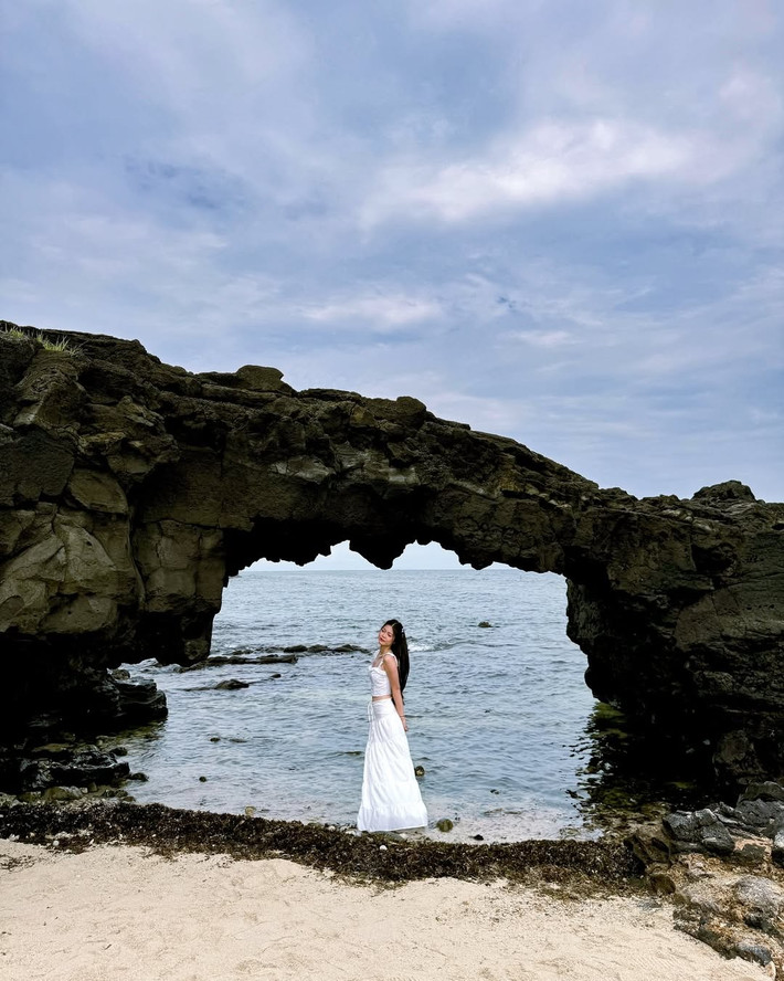 Nếu đặc khu Lý Sơn được ví như “thiên đường giữa biển khơi” của miền Trung thì Cổng Tò Vò lại chính là biểu tượng khiến bao du khách ngỡ ngàng ngay từ cái nhìn đầu tiên. Ảnh lizzsme