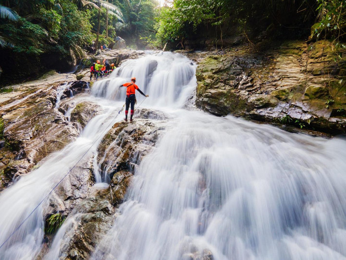 Dù lựa chọn hình thức tour chuyên nghiệp hay đi theo nhóm nhỏ, du khách đều được khuyến cáo chuẩn bị kỹ về thể lực, mang theo trang phục gọn nhẹ, giày leo núi, thuốc chống côn trùng và tuyệt đối tuân thủ các quy định về bảo vệ rừng. Đây không chỉ là hành trình khám phá cảnh quan, mà còn là dịp để học cách sống hòa hợp, tôn trọng và giữ gìn thiên nhiên hoang dã.Ảnh Trần Cương