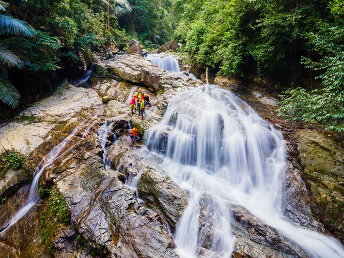 Mùa hè, đặc biệt từ tháng 5 đến tháng 8, là thời điểm lý tưởng để khám phá thác Dương Cầm. Bên cạnh đó, nhiều nhóm bạn trẻ, các CLB trekking và công ty lữ hành đã bắt đầu tổ chức tour khám phá nơi đây theo hình thức kết hợp dã ngoại, tìm hiểu hệ sinh thái và cắm trại trong rừng. Ảnh Trần Cương