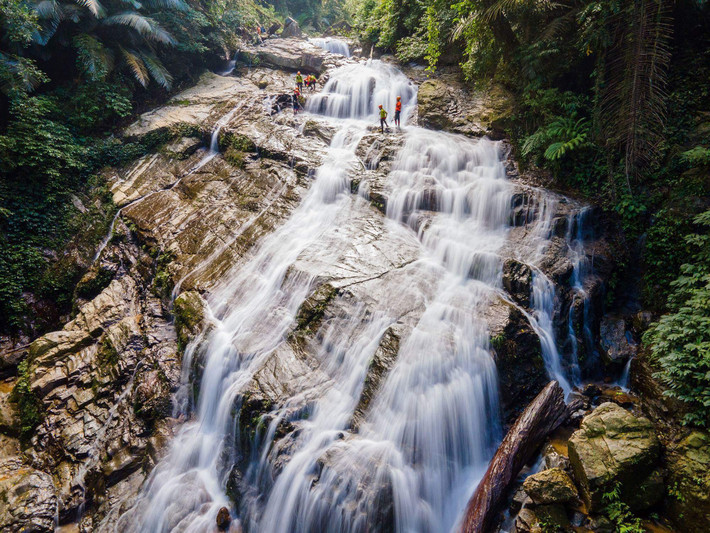 Bên cạnh đó, Phượt Quảng Trị Group, một nhóm trekking địa phương, cũng tổ chức các chuyến đi định kỳ vào cuối tuần. Với khẩu hiệu “đi để lắng nghe rừng kể chuyện”, nhóm tập trung vào trải nghiệm sinh thái bền vững, bảo vệ môi trường và giới hạn quy mô đoàn dưới 15 người để đảm bảo an toàn và chất lượng chuyến đi. Ảnh Trần Cương