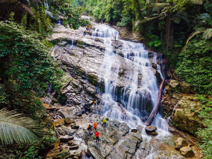 Oxalis Adventure, đơn vị lữ hành nổi tiếng với các tour mạo hiểm tại Quảng Bình như Sơn Đoòng, Tú Làn, đang trong quá trình khảo sát tuyến đường xuyên rừng Động Châu, hướng tới xây dựng tour kết nối thác Dương Cầm với một số hang động chưa được khai phá trong khu bảo tồn. Đây hứa hẹn sẽ là hành trình độc đáo dành cho phân khúc khách ưa chinh phục và khám phá hệ sinh thái nguyên sơ của Trường Sơn. Ảnh Trần Cương