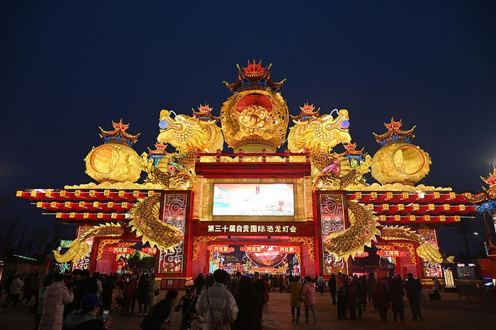 Trung Quốc có Tự Cống, “thành phố đèn lồng”, với lễ hội quy mô hoành tráng. Những mô hình đèn lồng công phu, từ rồng phượng đến hoa lá khổng lồ, biến cả thành phố thành một bức tranh ánh sáng sống động, thu hút đông đảo du khách trong nước và quốc tế. Ảnh CGTN