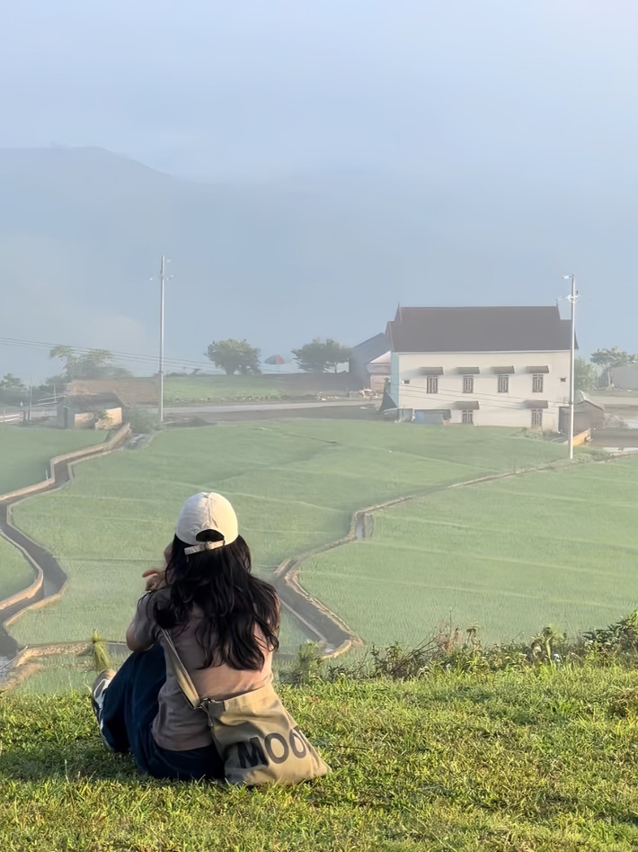 Chiều đến, mặt trời khuất dần sau những rặng núi, để lại bầu trời rực rỡ ánh cam, tím và vàng – khiến không gian càng thêm lãng mạn, thơ mộng. Đây chính là khoảnh khắc lý tưởng cho những ai muốn “tạm dừng thế giới”, chỉ để hít thở thật sâu và lưu lại những tấm hình kỷ niệm không đâu có được. Ảnh Luong Phuc