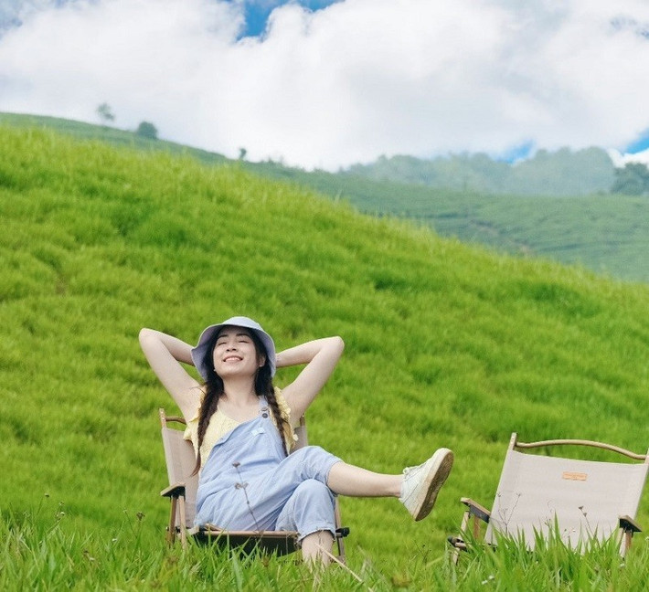 Dù vẻ đẹp hoang sơ, nhưng đường đến Đồi Sim – Suối Bon khá thuận tiện. Từ trung tâm thị trấn Mộc Châu, bạn chỉ cần di chuyển khoảng 28km. Cụ thể, từ ngã ba Hua Tạt (cách cung chữ S nổi tiếng khoảng 4km), rẽ vào đường quốc lộ 6 cũ, chạy thêm khoảng 2,5km là đến chân đồi. Đường nhựa dễ đi, phù hợp cả với xe máy lẫn ô tô nhỏ. Ảnh Internet