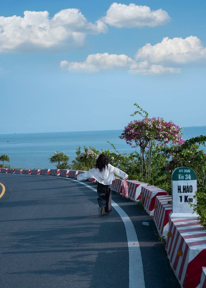Sáng ngày thứ hai, hãy thức dậy sớm để đón bình minh rực rỡ trên biển – một trải nghiệm đáng giá cho chuyến đi ngắn ngày. Sau đó, bạn có thể ghé thăm pháo đài Thần Công – điểm ngắm toàn cảnh đảo tuyệt đẹp từ trên cao. Buổi trưa là thời gian lý tưởng để tham gia các hoạt động như chèo kayak hoặc đi tàu tham quan vịnh Lan Hạ – vịnh biển hoang sơ được mệnh danh là “thiên đường bị lãng quên” với hàng trăm đảo đá vôi và bãi tắm vắng người. Cuối chiều, bạn lên đường trở về Hà Nội, khép lại chuyến hành trình ngắn nhưng đầy cảm xúc. Ảnh Thanh Dat