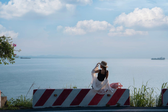 Nếu đang lên kế hoạch đến Cát Bà, đừng quên dành thời gian để rong ruổi trên đường xuyên đảo ven biển – nơi vẻ đẹp nguyên sơ của thiên nhiên và cảm giác bình yên sẽ khiến bạn muốn quay lại thêm nhiều lần nữa. Ảnh Thanh Dat