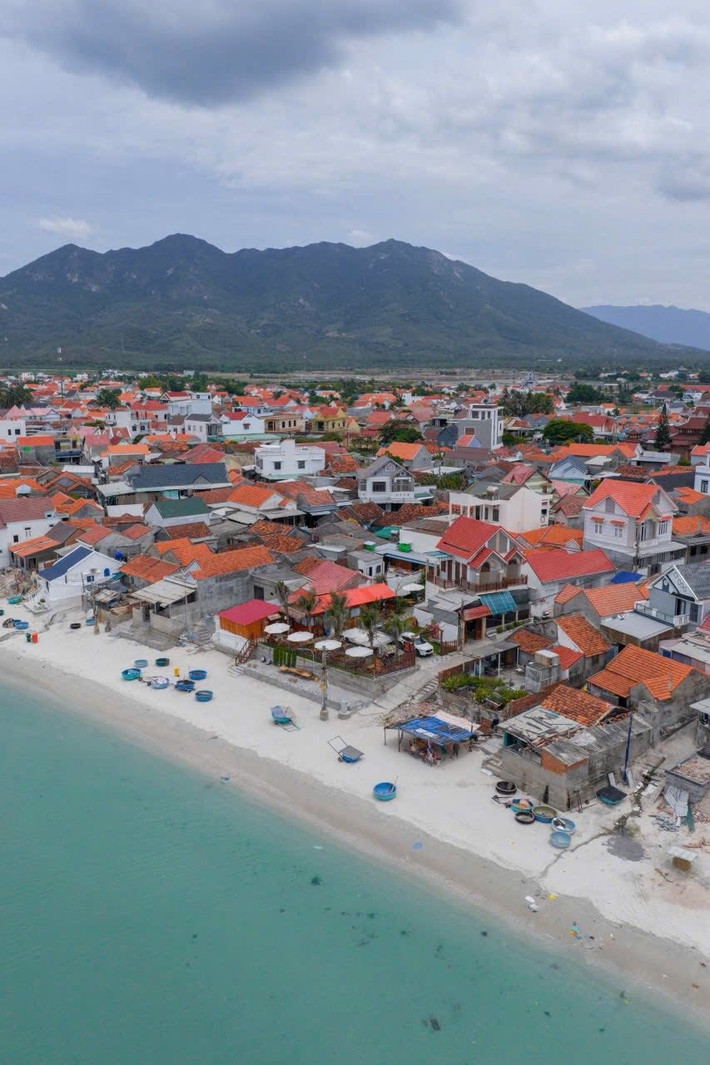 Làng chài Ninh Thủy không chỉ là điểm đến văn hóa hấp dẫn mà còn là nơi để tìm về sự bình yên, thả hồn vào nhịp sống chậm rãi, giản dị của biển miền Trung. Hành trình đến đây sẽ để lại trong lòng mỗi du khách những ký ức khó phai về một miền quê biển mộc mạc mà đầy sức sống.