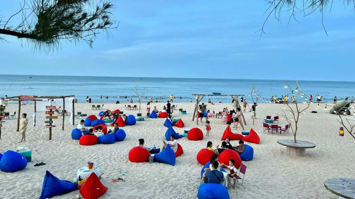 Sau khi tham quan Phong Nha, du khách tiếp tục hành trình đến biển Nhật Lệ, nơi có bãi cát trắng mịn và làn nước trong xanh. Biển Nhật Lệ không quá đông đúc, không khí trong lành, là nơi lý tưởng để thư giãn và tận hưởng một buổi chiều bình yên. Ảnh JungleBoss