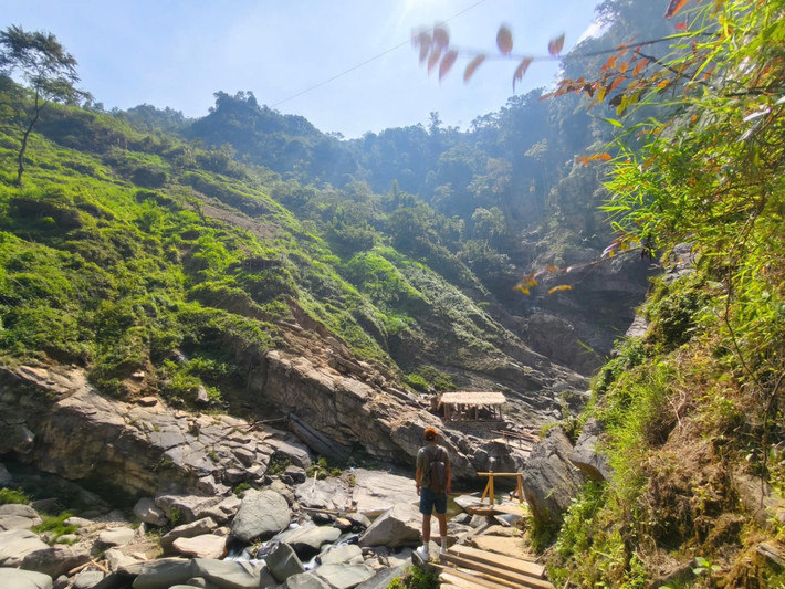 Chính vì cung đường khó, địa hình hiểm trở và thiếu tiện nghi hiện đại, Háng Tề Chơ vẫn giữ được nét đẹp hoang dã, trở thành “thánh địa” trong mắt dân phượt. Tuy nhiên, với những du khách chưa có kinh nghiệm trekking đường rừng hoặc không quen di chuyển địa hình phức tạp, việc đi theo tour chuyên biệt là lựa chọn hợp lý và an toàn hơn cả. Ảnh Giang Lang Thang