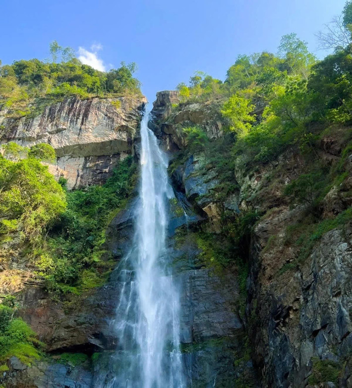 Trong đó, Viettrekking tổ chức tour ghép đoàn xuất phát từ Hà Nội, khởi hành định kỳ vào cuối tuần, với chi phí khoảng 2,5–3 triệu đồng/người. Tour bao gồm xe đưa đón, porter gùi đồ và bữa ăn dã ngoại bên thác. Motorvina Adventure – đơn vị chuyên tour Tây Bắc – cũng có các gói trekking kết hợp trải nghiệm văn hóa người Mông ở Trạm Tấu, giới hạn nhóm nhỏ dưới 10 khách để đảm bảo sự riêng tư và chất lượng hành trình, với giá từ 3,2 triệu đồng/người. Ảnh Giang Lang Thang